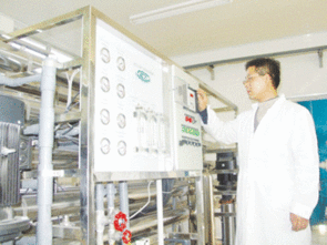 河南油田桐柏山天然礦泉飲料廠 嚴把質量關，守護“瓶”安生活
